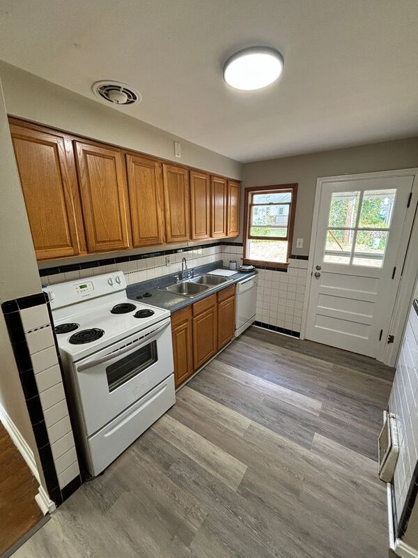 Building Photo - 1135 Darr Dr