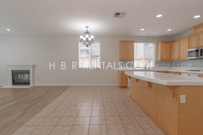Foto del edificio - Spacious 5-Bedroom Retreat with 3 Full Baths in Beautiful Tracy – Your Perfect Home Awaits on Ten...