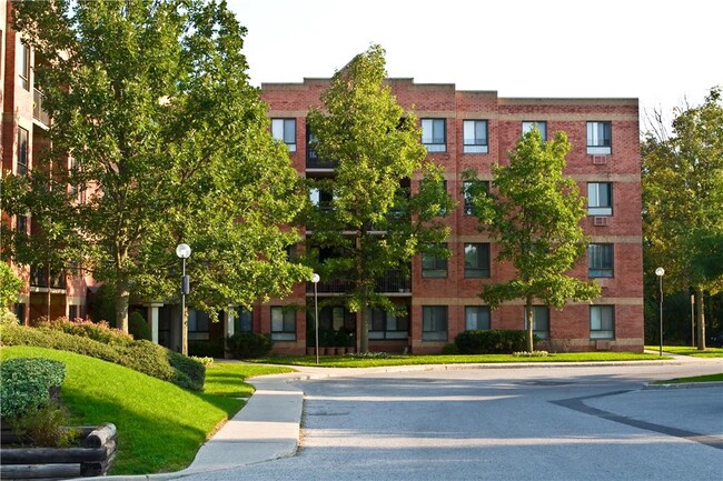 Photo du bâtiment - 1371 Commissioners Rd W