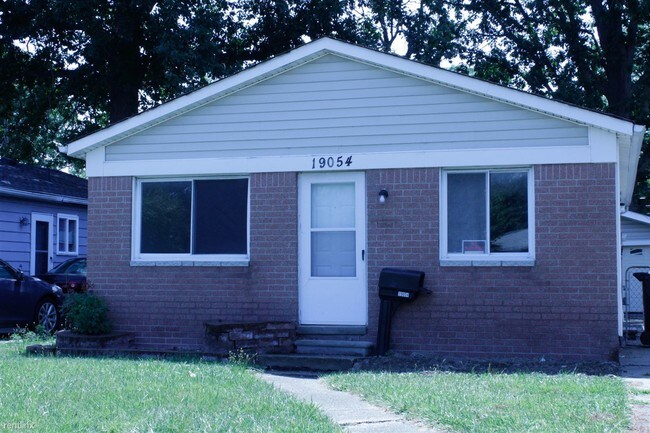 Building Photo - 3 br, 1 bath House - 19054 E 13 Mile Rd