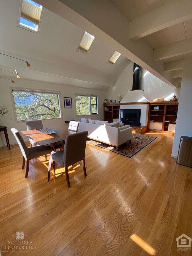 Building Photo - City Meets Serenity – Hillside 3bd/2ba Hou...