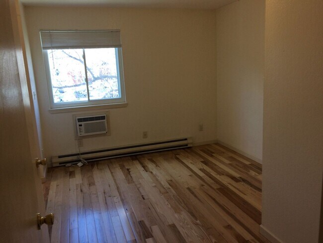 Building Photo - BEAUTIFUL 3 bed 3 Bath Townhome in Downtow...