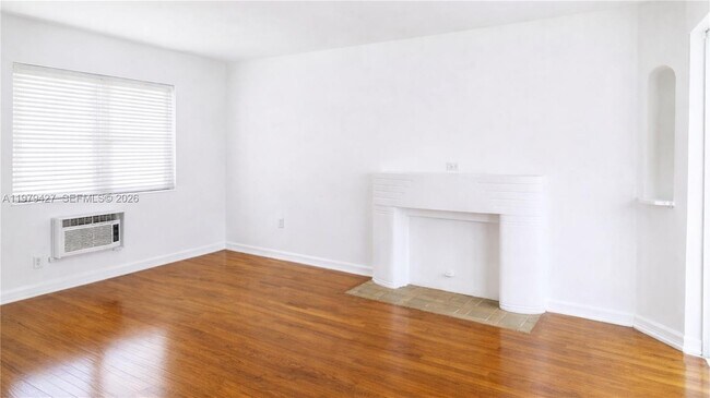 Building Photo - 2135 Bay Dr