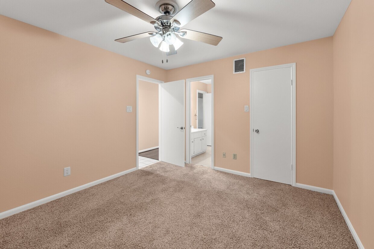 Foto principal - 15575 Marina Dr
