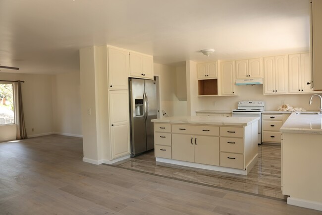 Building Photo - 15405 Oak Hills Dr