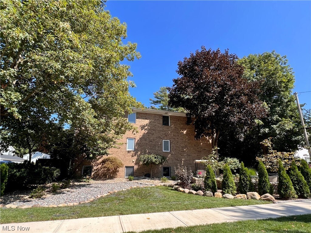 7281 Meadowlawn Dr Unit 1, Mentor, OH 44060 Room for Rent in Mentor