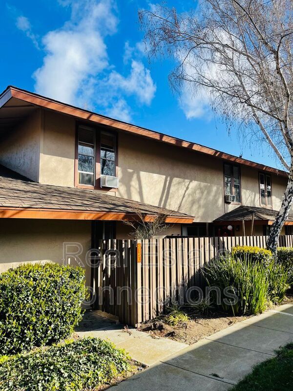 Building Photo - 215 Red Oak Dr W
