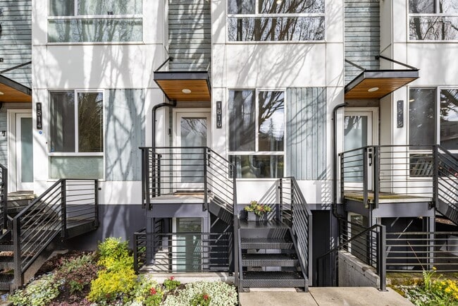 Building Photo - 1816 15th Ave S