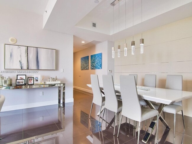 Building Photo - 15901 Collins Ave