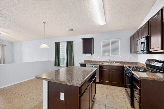 Foto del edificio - Montano Unser NW 3/4 bedroom 2/bath 2/Car garage