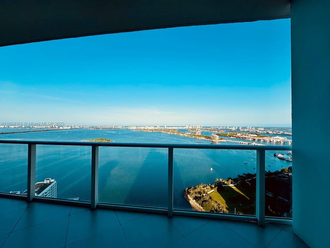 Primary Photo - 2020 N Bayshore Dr