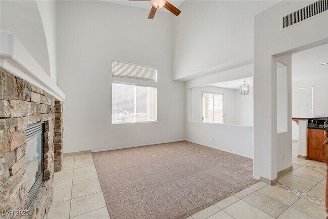 Foto del edificio - 11215 Dahlia Grove St