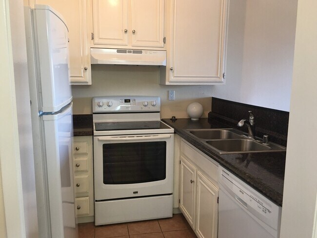 Foto del edificio - One Bedroom Condo in San Carlos!!