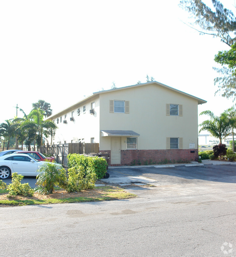 Building Photo - 2480 SW 42nd Ave