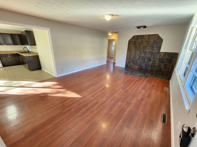 Building Photo - Spacious 3-Bedroom, 1-Bathroom Home AVAILABLE NOW!!
