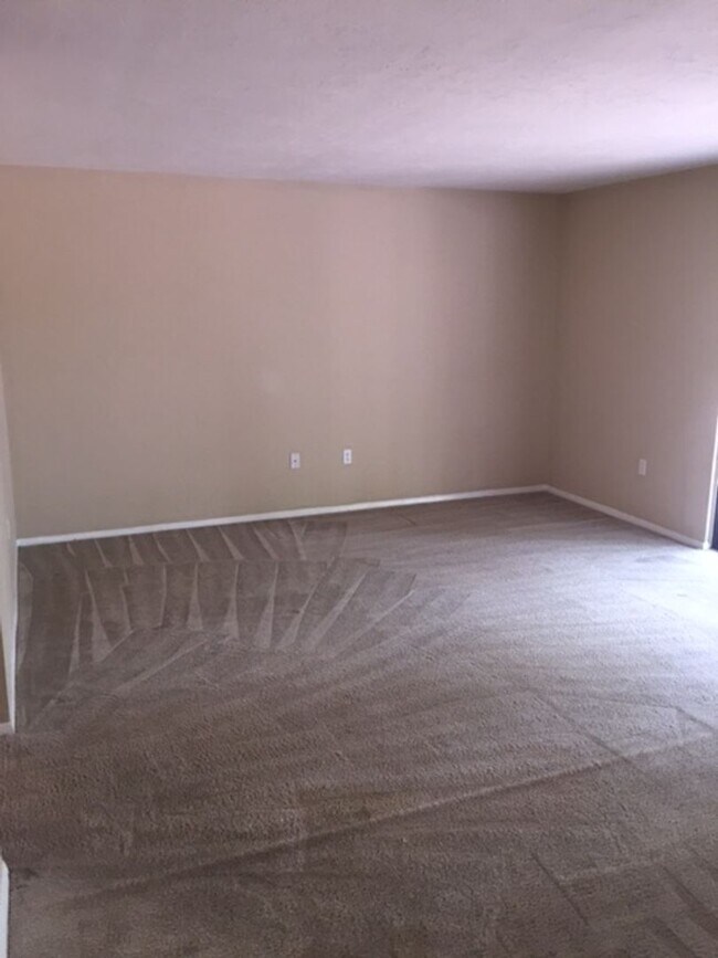 Building Photo - Call today and move in quickly before its ...
