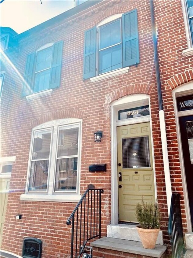 Primary Photo - 3 bedroom home available in Allentown Hist...