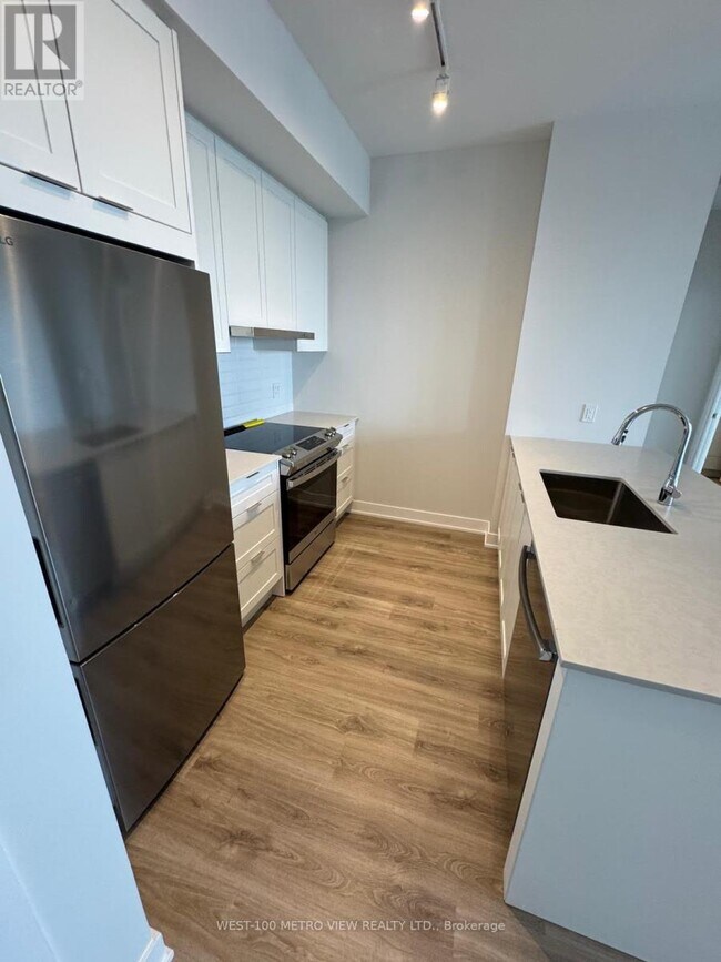 Building Photo - 430-3430 Square One Dr