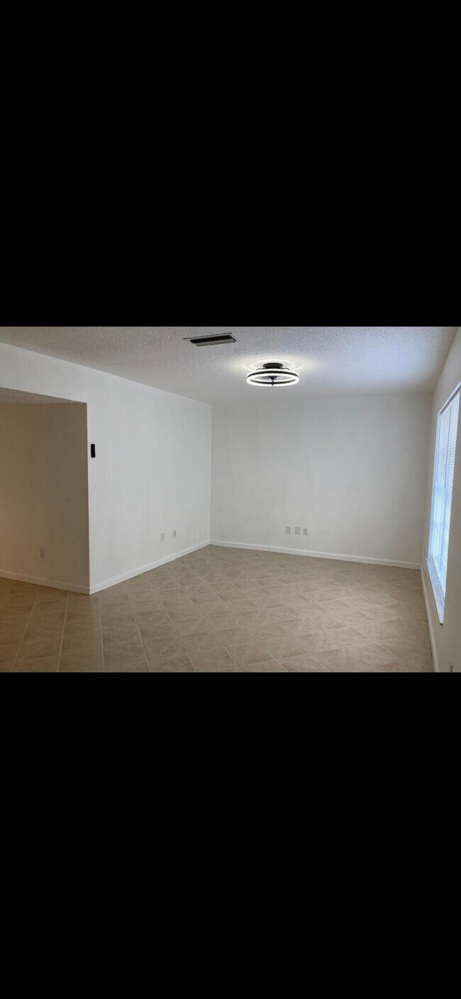 Foto del edificio - 1243 Kinglet Terrace