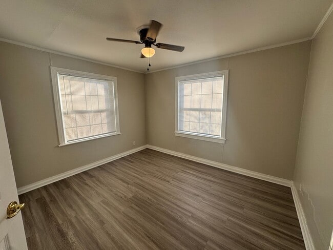 Building Photo - 2 Bedroom Rental Available on Sunset!