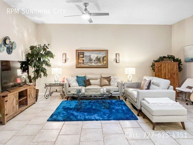 Building Photo - 701 Mirror Lake Dr N