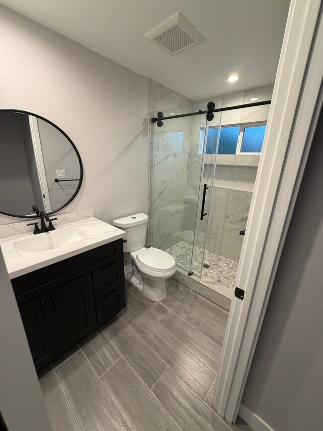 Baño - 7849 Clybourn Ave