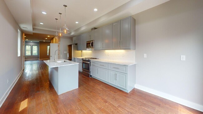 Foto del edificio - Stunning 1,300 Square Foot Eckington Home ...