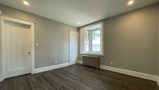 Building Photo - 11 Grosvenor Ave S
