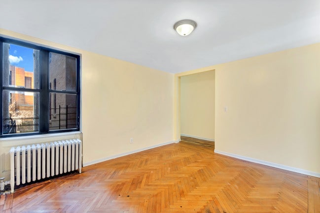 Building Photo - 2326 Loring Pl N