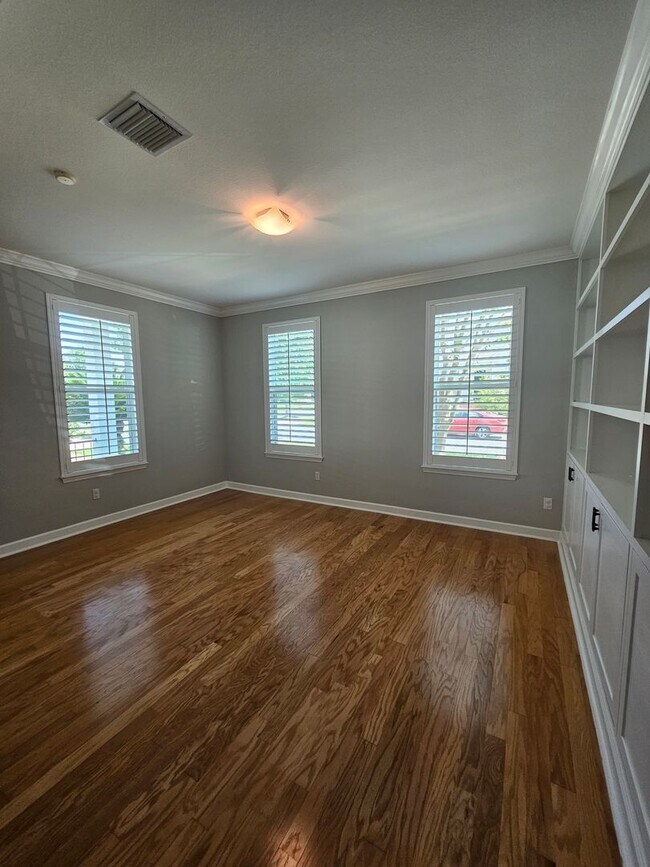 Building Photo - 3BR/2.5BA Close to Everything