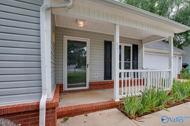 Foto del edificio - 225 Cedar Creek Cir