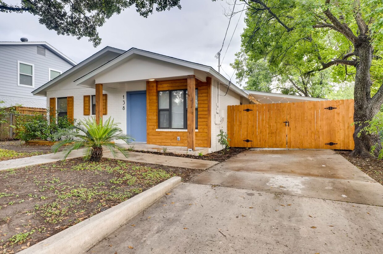 Foto principal - RECENTLY REMODELED 3 BR / 2 BATH COTTAGE L...