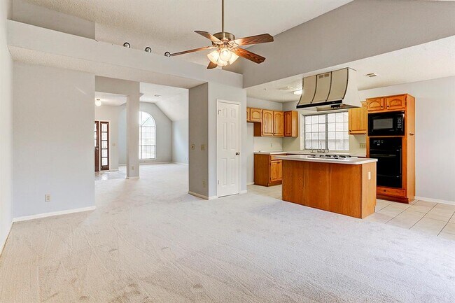 Building Photo - 307 E Sutton Square