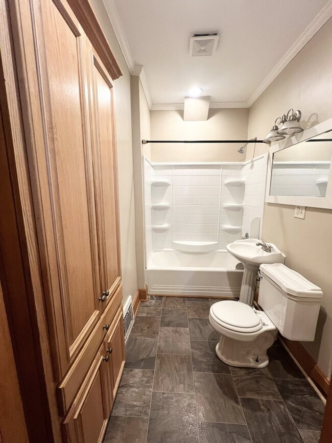 Building Photo - 3336 N Bartlett Ave