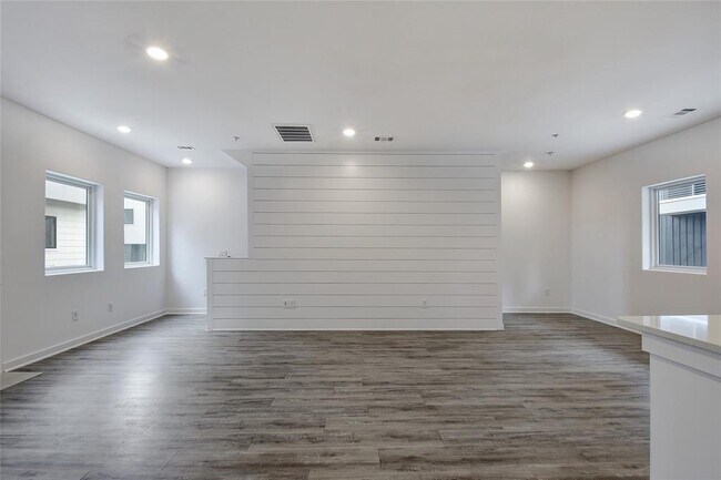 Building Photo - 5924 S Congress Ave