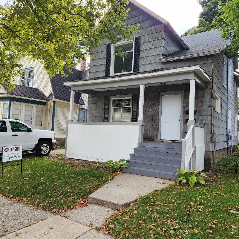 731 N Sycamore St Unit 2, Lansing, MI 48906 Apartment for Rent in