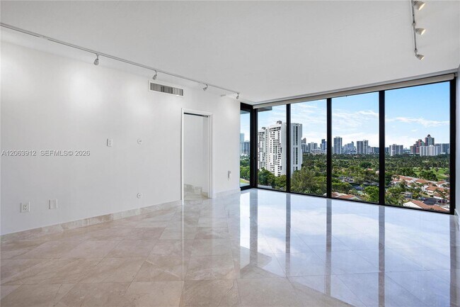 Foto del edificio - 3375 N Country Club Dr