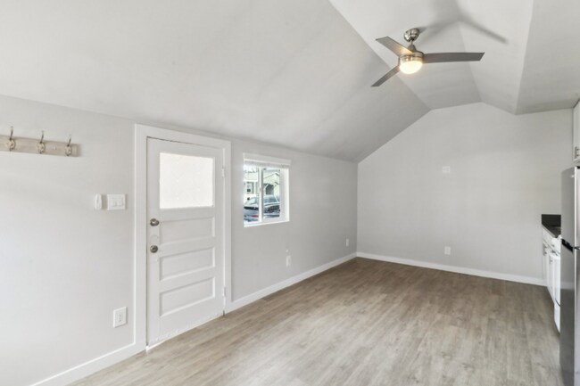 Foto del edificio - Experience Coastal Living -  Charming Studio Cottage Just a Stroll from Ocean Beach!