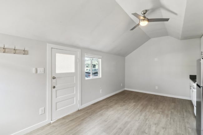 Building Photo - Experience Coastal Living -  Charming Studio Cottage Just a Stroll from Ocean Beach!