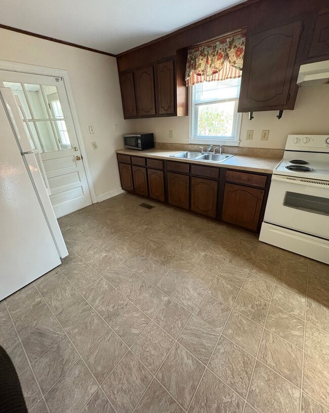 Building Photo - Talk about close to everything! 2 bedroom,...