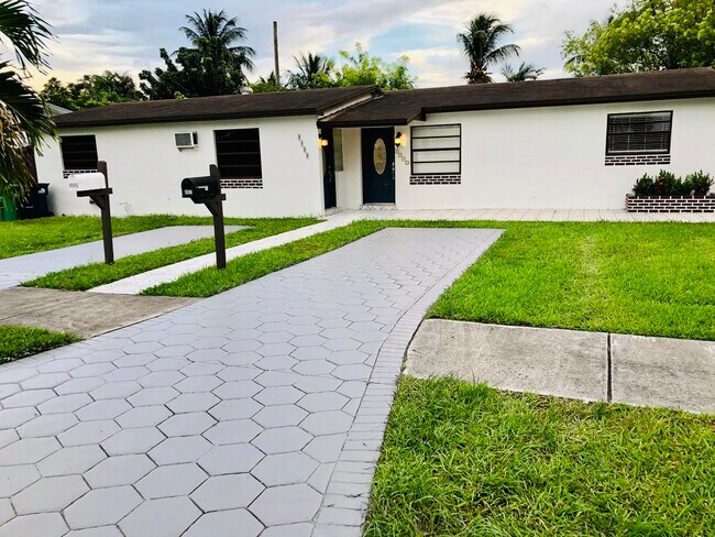 Building Photo - 8960 SW 40th Terrace
