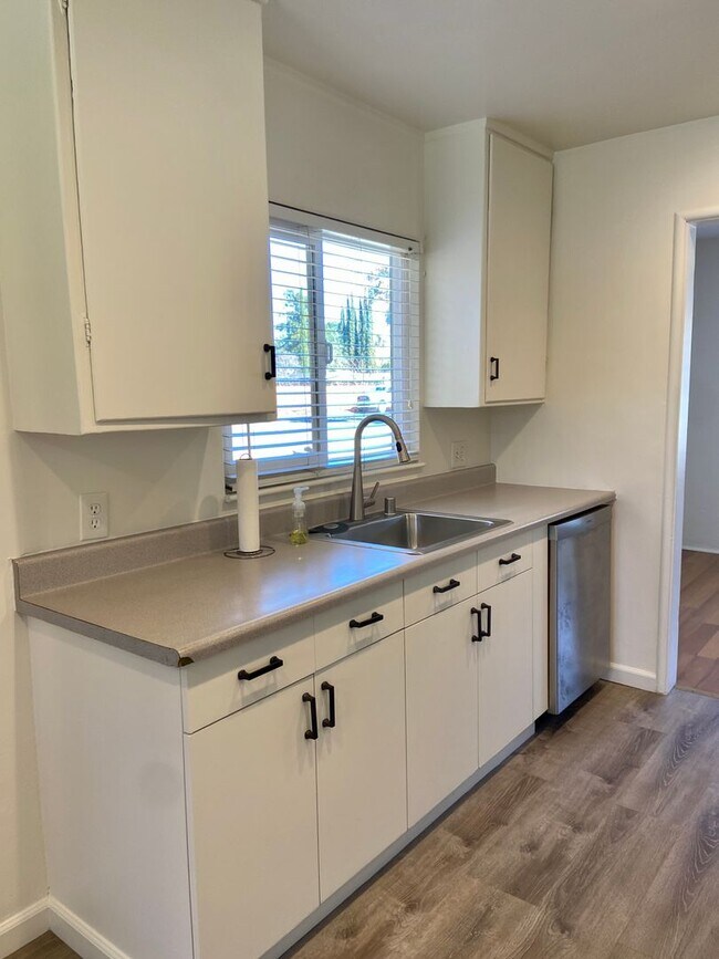 Building Photo - Charming House on 1/3 acre in El Quito Neighborhood!