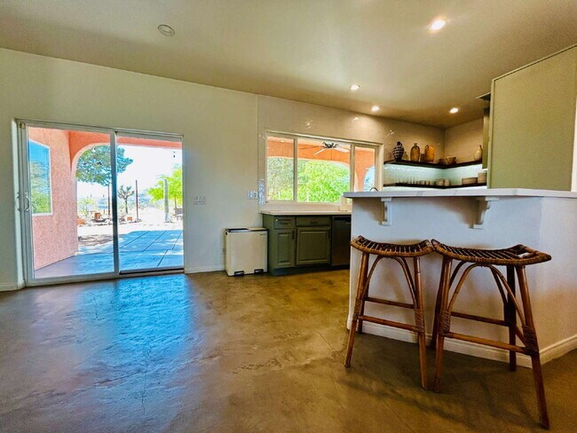 Foto del edificio - Gorgeous, renovated home on 2 acres in quiet neighborhood.