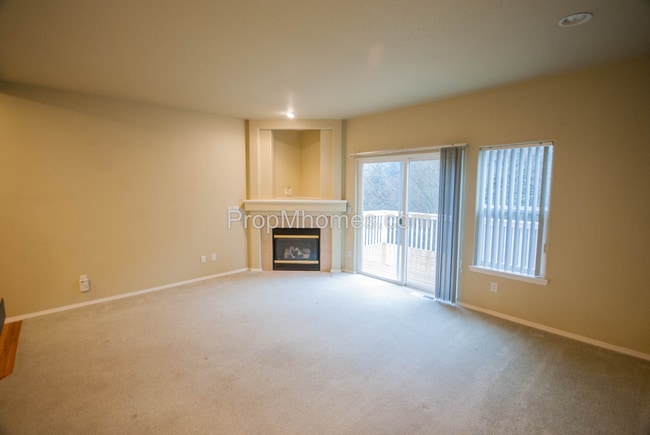 Building Photo - Luxury Three Bedroom, Three Bath Townhouse...