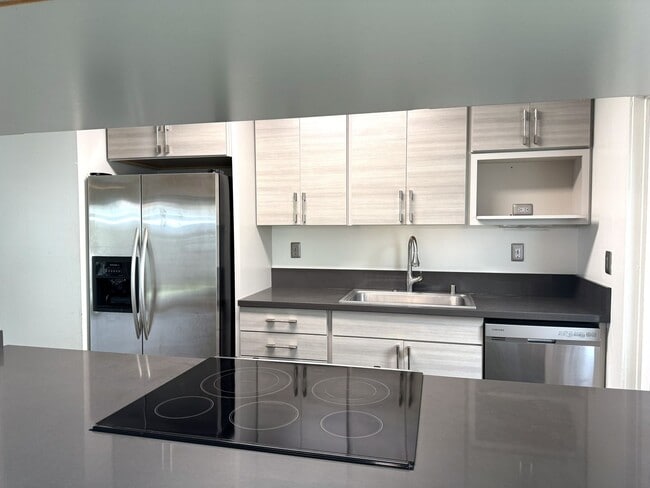 Foto del edificio - Koko Isle Circle - Renovated 3 bedroom, 2.5 bath townhome with carport