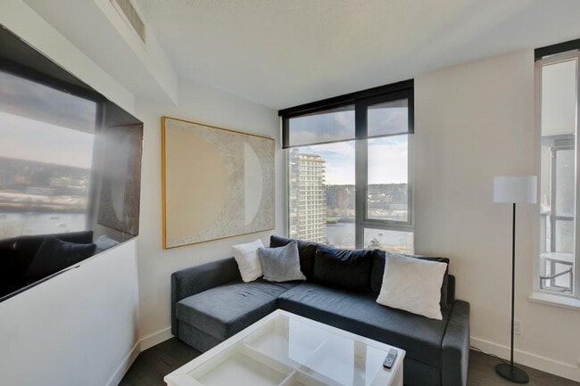 Building Photo - 32 Smithe St