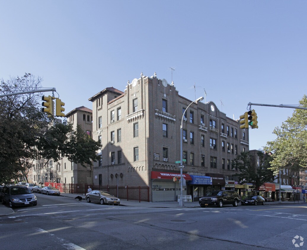 Foto principal - 35-06 72nd St