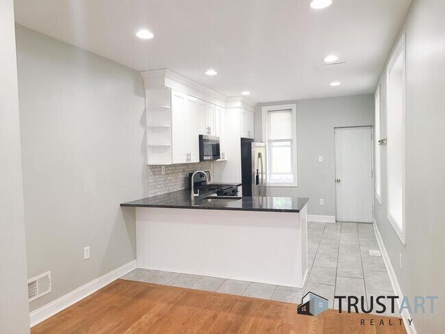 Building Photo - 3 bedroom/2 bath House