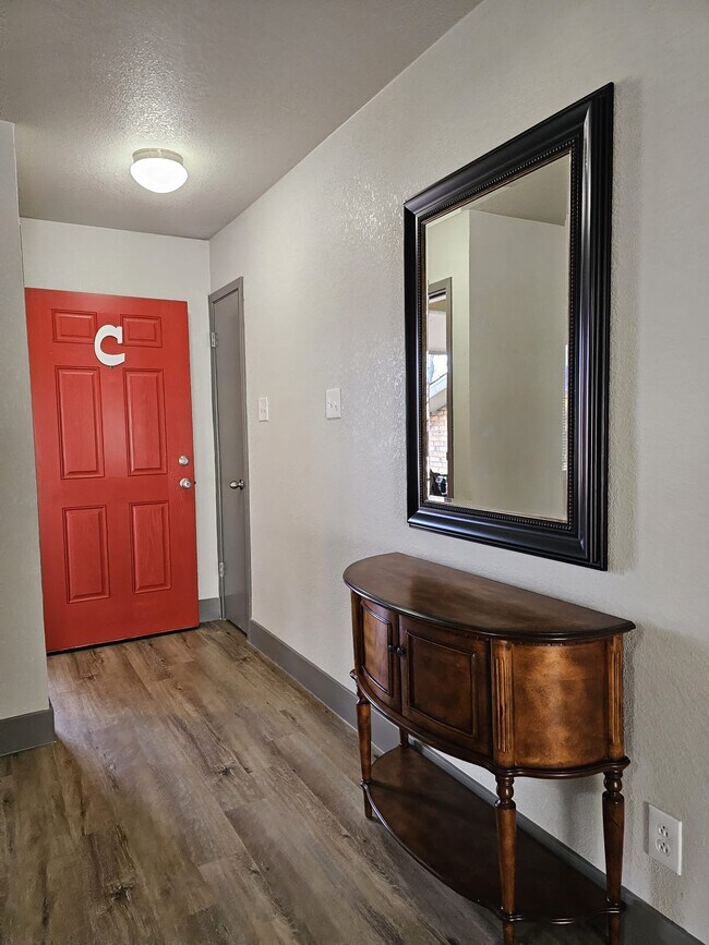 Mobiliario no incluido - 204 W Mockingbird Ln