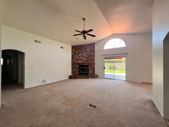 Foto del edificio - For Rent – Spacious 3 Bed / 2 Bath | 2,660 Sq Ft | West Madera